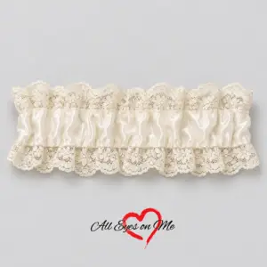 Single off-white wrist garter with gathered band and matching lace trim